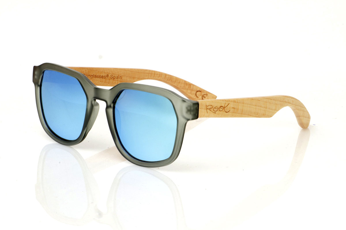 Wood eyewear of Maple modelo MOON GREY. MOON GRAY glasses with transparent matte gray PC hexagonal frame and maple wood temples. Ideal for adding a unique touch to your style, these glasses fuse modernity with the natural charm of wood. They are super comfortable and perfect to protect you from the sun with a lot of style. Designed for women who love to combine trends and have a commitment to the environment. Try them and give your look an extra touch of originality. Front measurement: 148x50mm. Caliber: 53 | Root Sunglasses® 